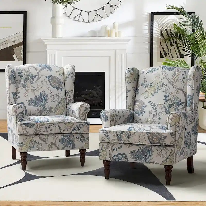 Fauteuils en tissu traditionnels avec pieds usinés, deux chaises par ensemble.