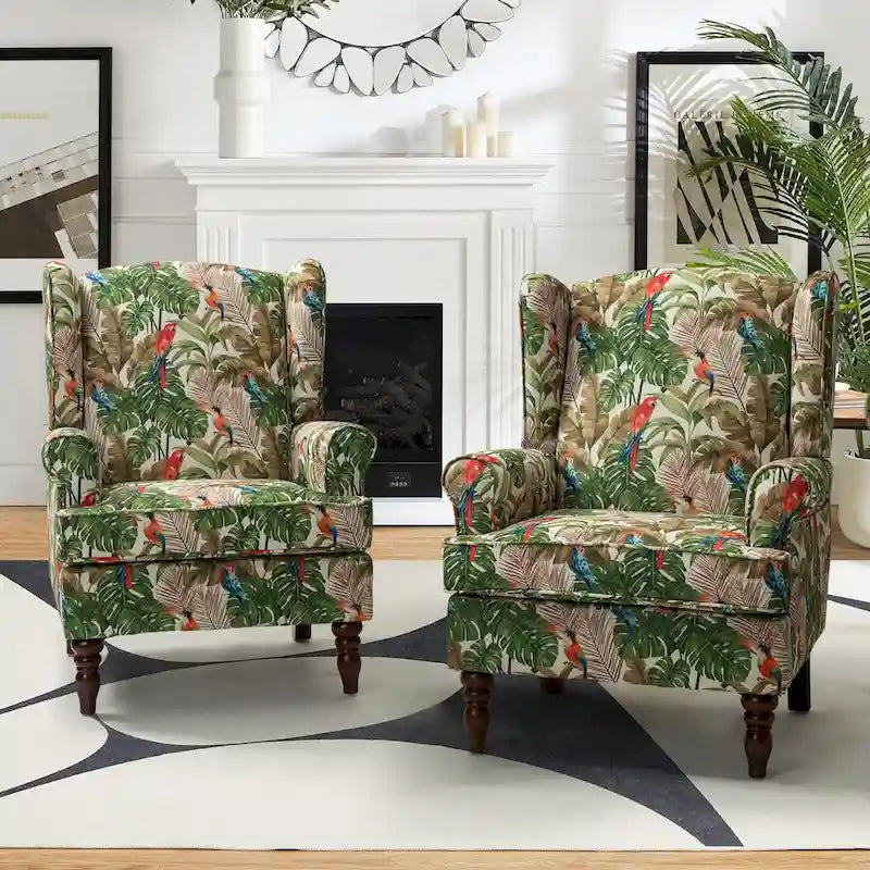 Fauteuils en tissu traditionnels avec pieds usinés, deux chaises par ensemble.