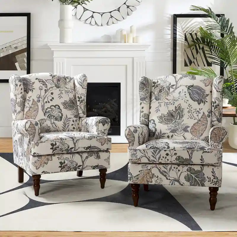 Fauteuils en tissu traditionnels avec pieds usinés, deux chaises par ensemble.