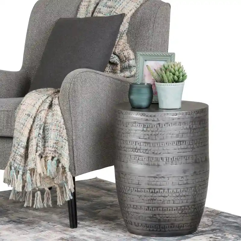 Table d'appoint tribale avec bordure en métal de 15 pouces de large (entièrement assemblée) — 15" L x 15" P x 20" H