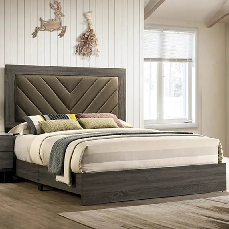 Ce lit California King en bois est doté d'une tête de lit haute et rembourrée.