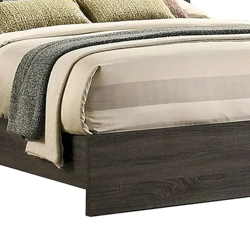 Ce lit California King en bois est doté d'une tête de lit haute et rembourrée.