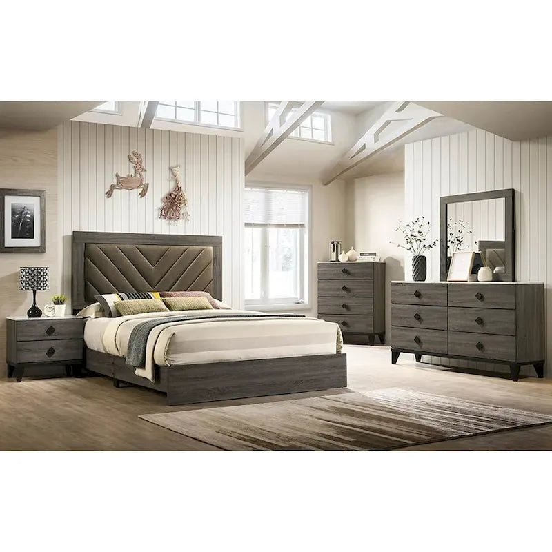 Ce lit California King en bois est doté d'une tête de lit haute et rembourrée.