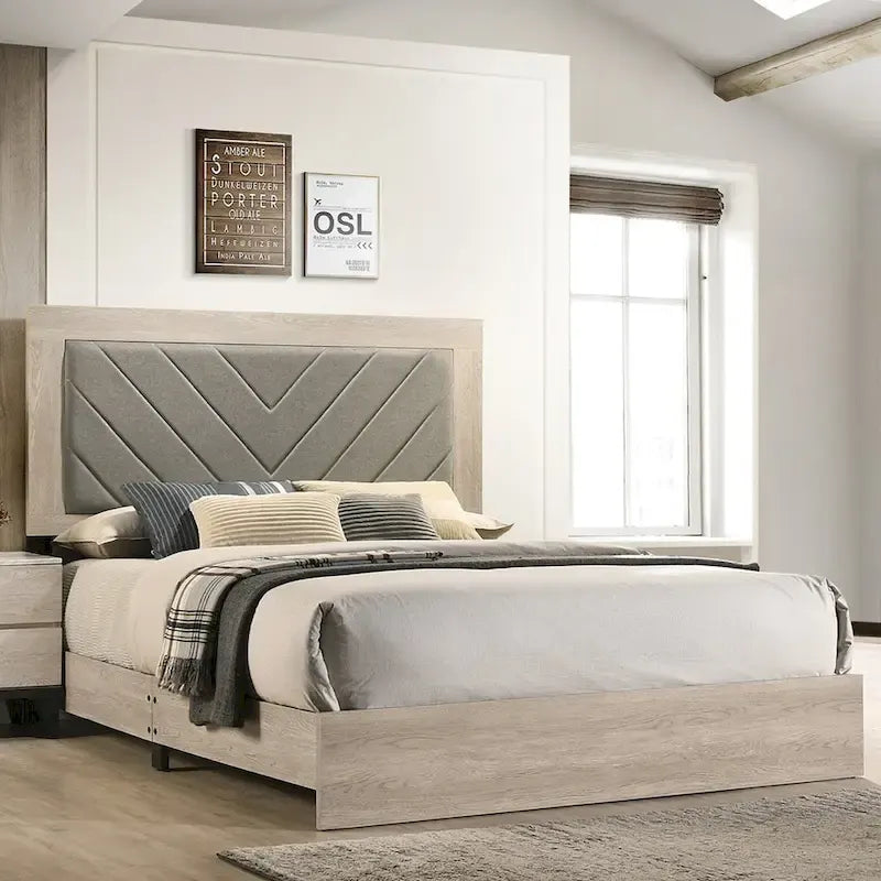 Ce lit California King en bois est doté d'une tête de lit haute et rembourrée.