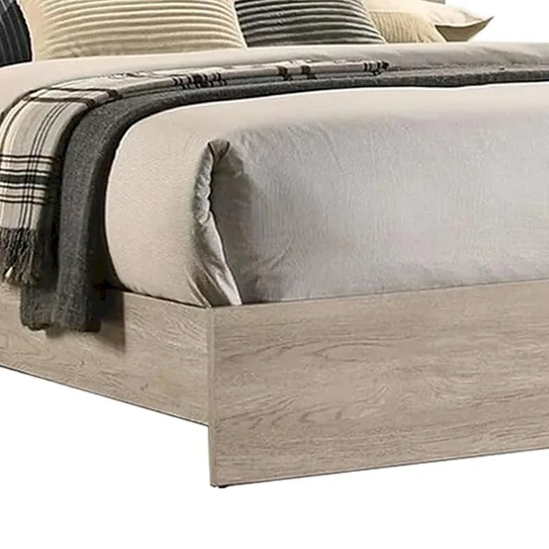 Ce lit California King en bois est doté d'une tête de lit haute et rembourrée.