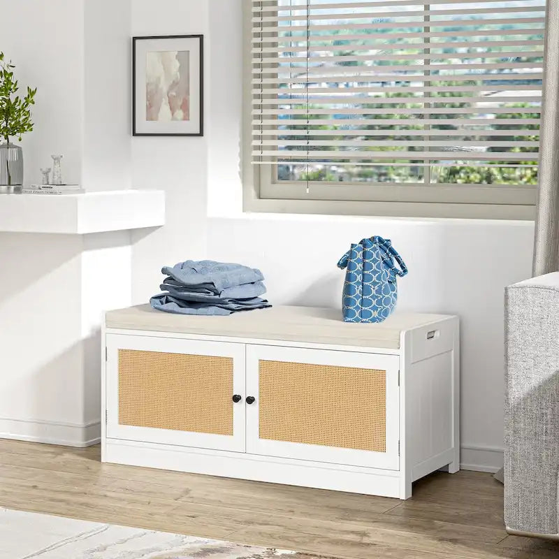 Ce banc à chaussures blanc pour entrée (avec coussin et étagère réglable) — 101 cm L x 40 cm P x 46 cm H