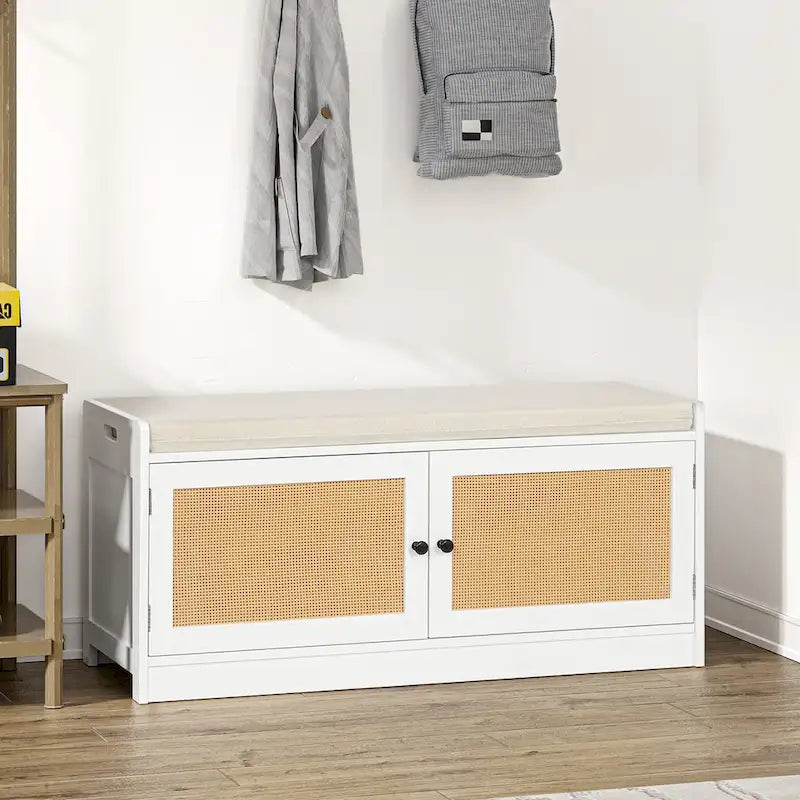 Ce banc à chaussures blanc pour entrée (avec coussin et étagère réglable) — 101 cm L x 40 cm P x 46 cm H