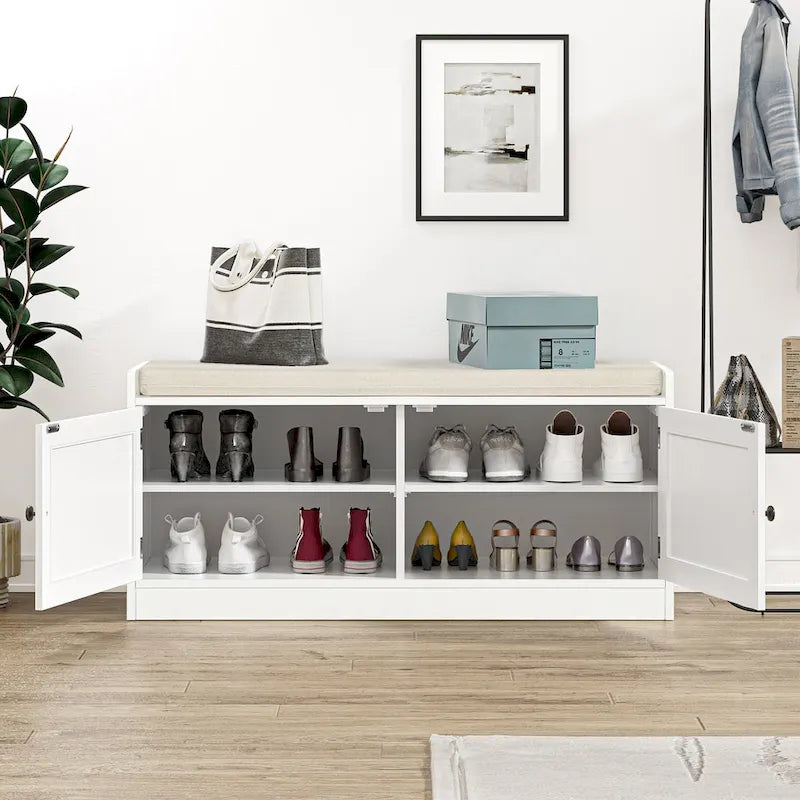 Ce banc à chaussures blanc pour entrée (avec coussin et étagère réglable) — 101 cm L x 40 cm P x 46 cm H