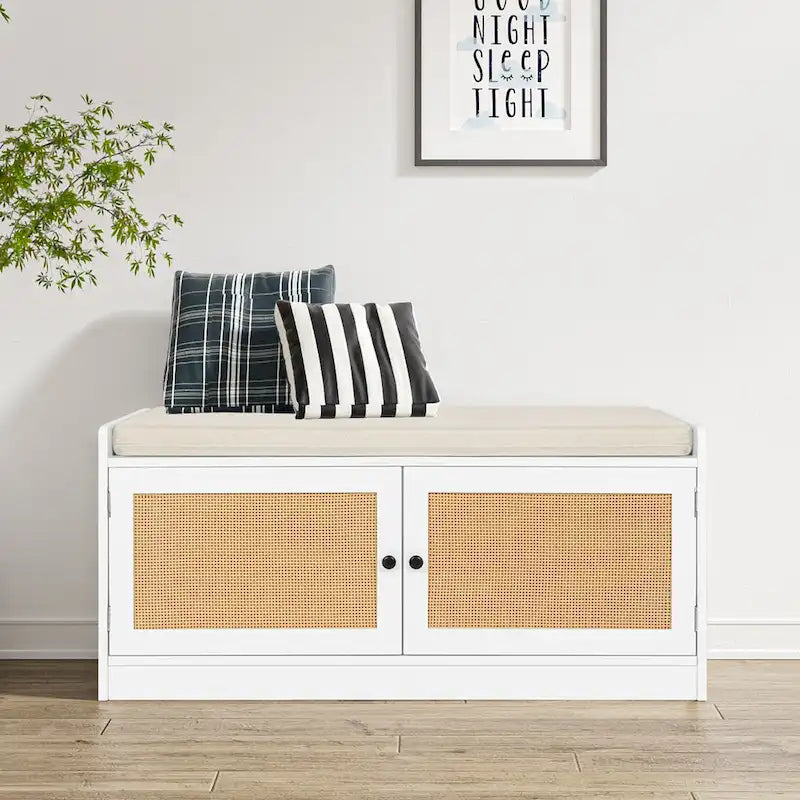 Ce banc à chaussures blanc pour entrée (avec coussin et étagère réglable) — 101 cm L x 40 cm P x 46 cm H