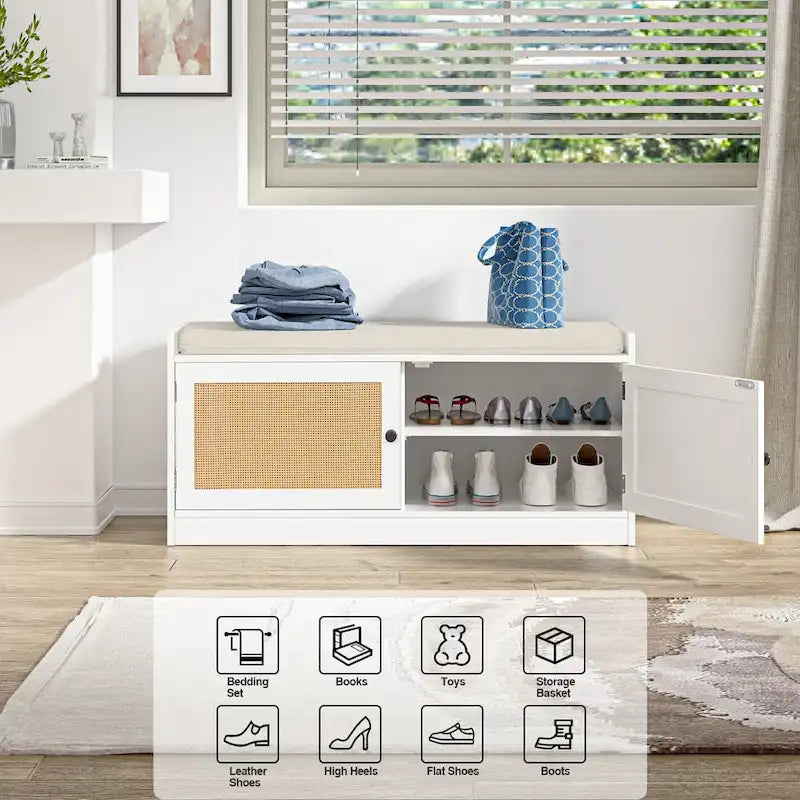 Ce banc à chaussures blanc pour entrée (avec coussin et étagère réglable) — 101 cm L x 40 cm P x 46 cm H