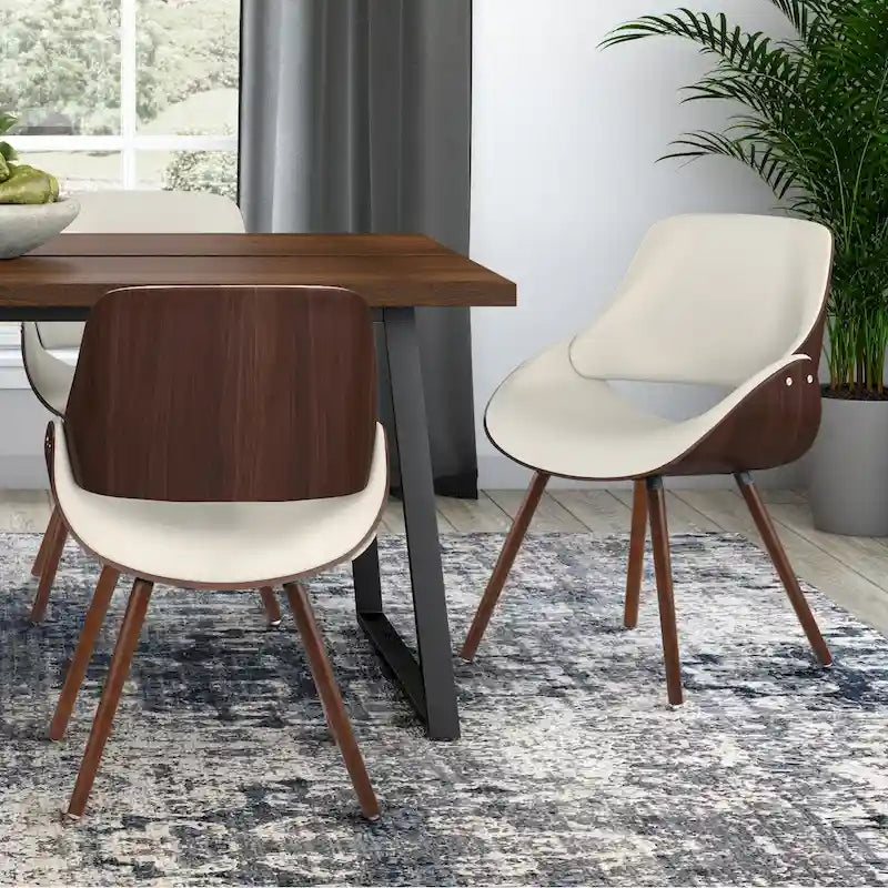 Cette chaise de salle à manger en similicuir courbé crème — 57,9 cm (P) x 53,1 cm (L) x 78,5 cm (H)