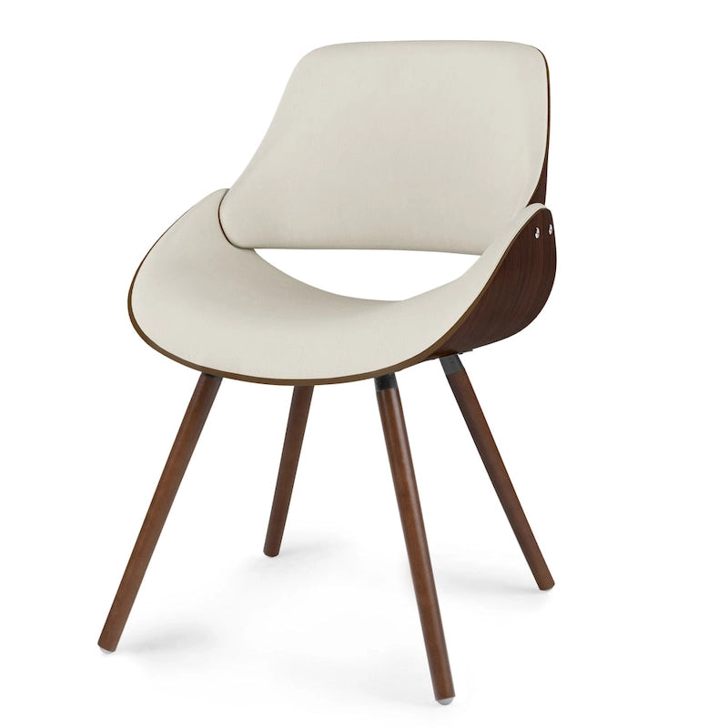 Cette chaise de salle à manger en similicuir courbé crème — 57,9 cm (P) x 53,1 cm (L) x 78,5 cm (H)