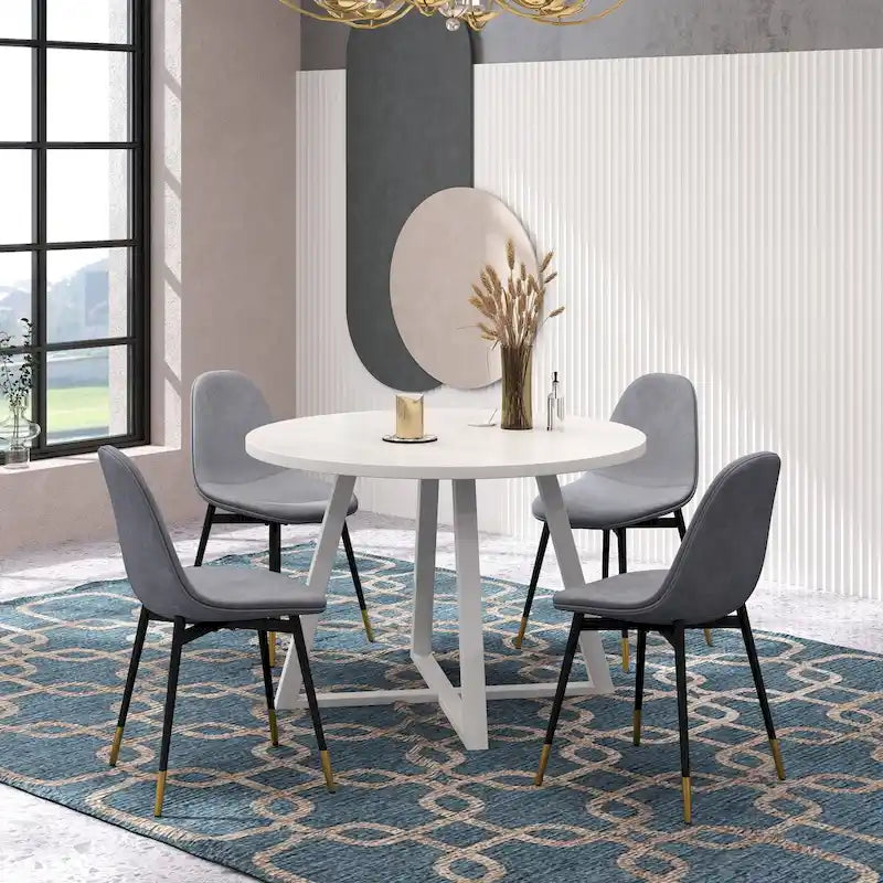 Quatre chaises de salle à manger élégantes