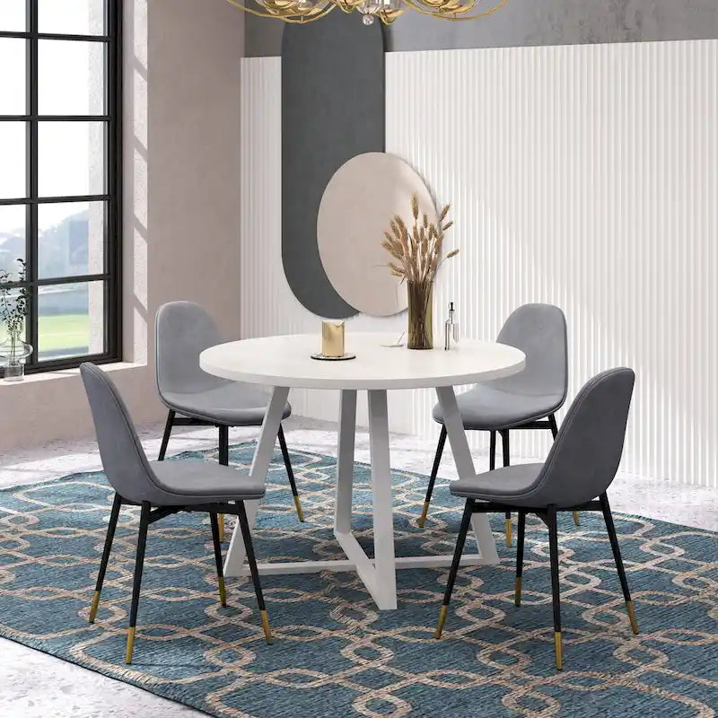 Quatre chaises de salle à manger élégantes