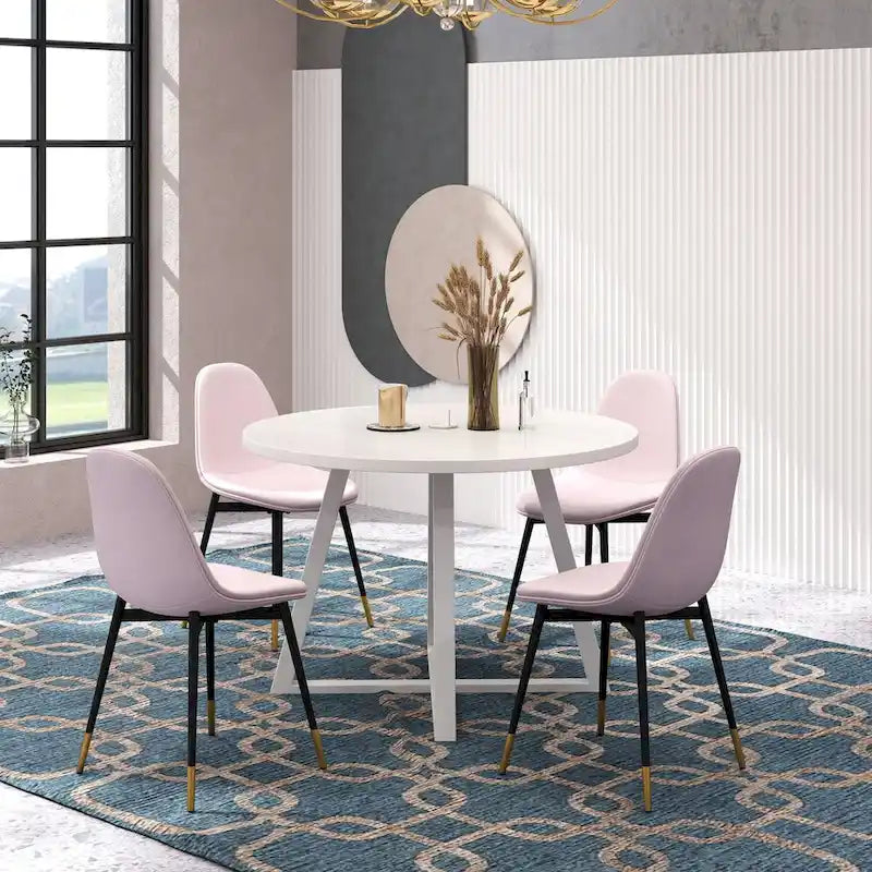 Quatre chaises de salle à manger élégantes