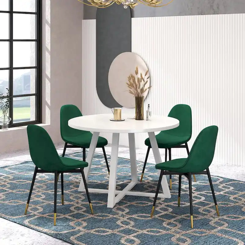 Quatre chaises de salle à manger élégantes