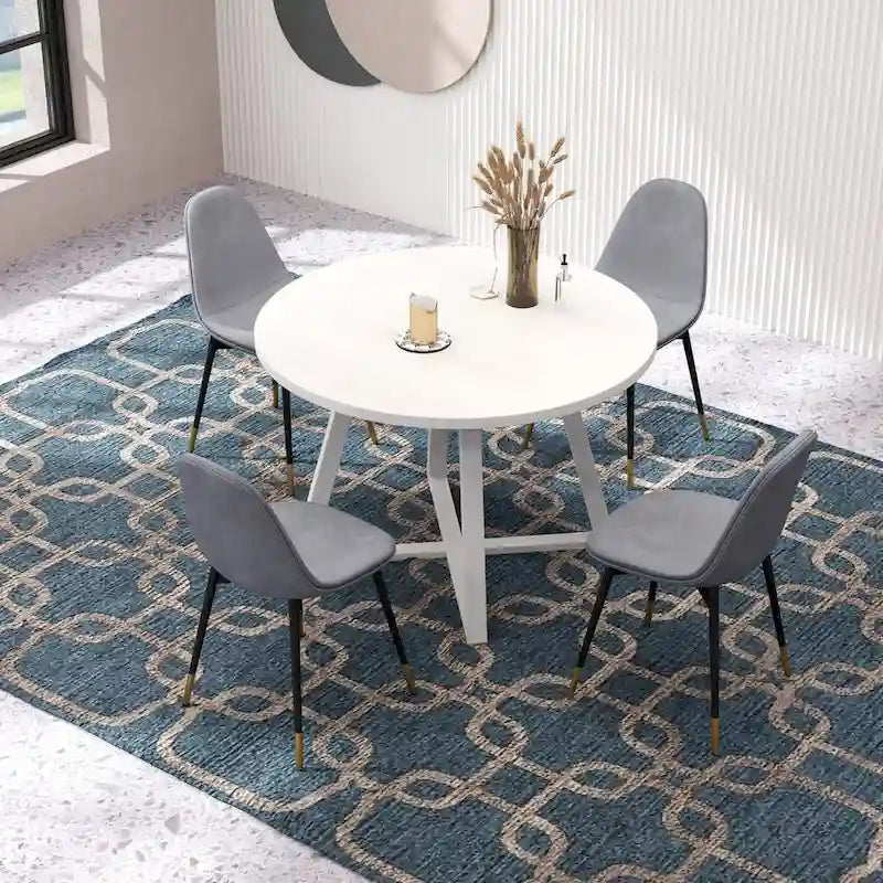 Quatre chaises de salle à manger élégantes