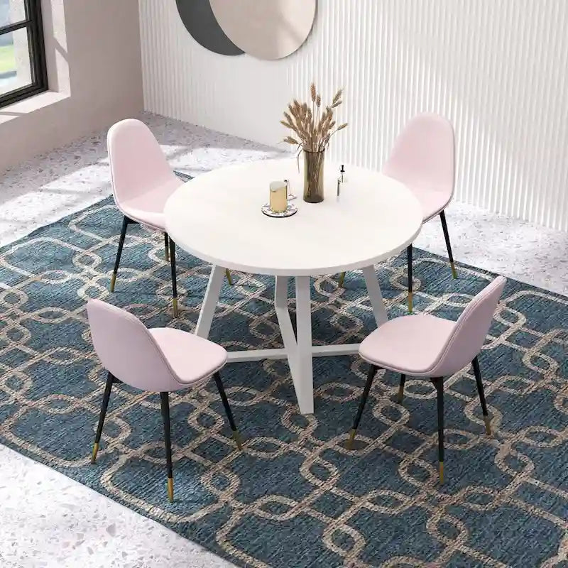 Quatre chaises de salle à manger élégantes