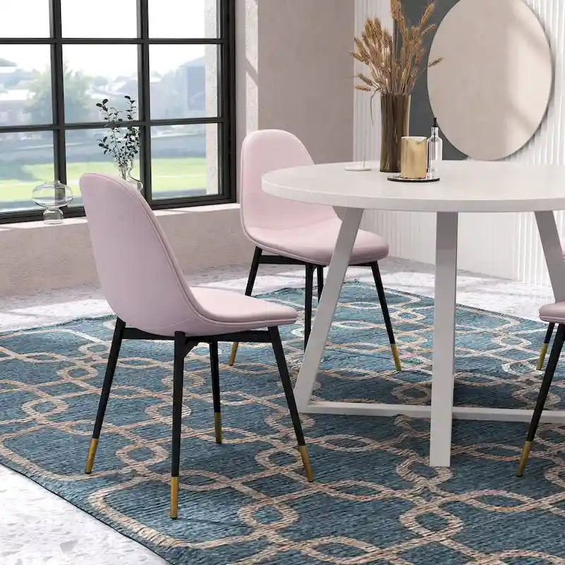 Quatre chaises de salle à manger élégantes