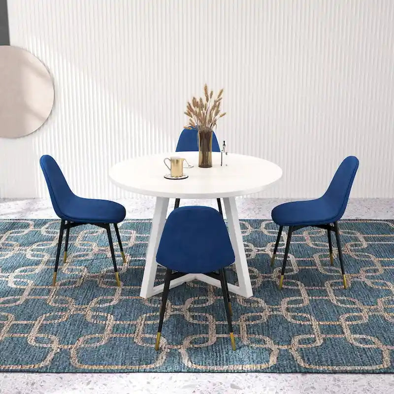 Quatre chaises de salle à manger élégantes