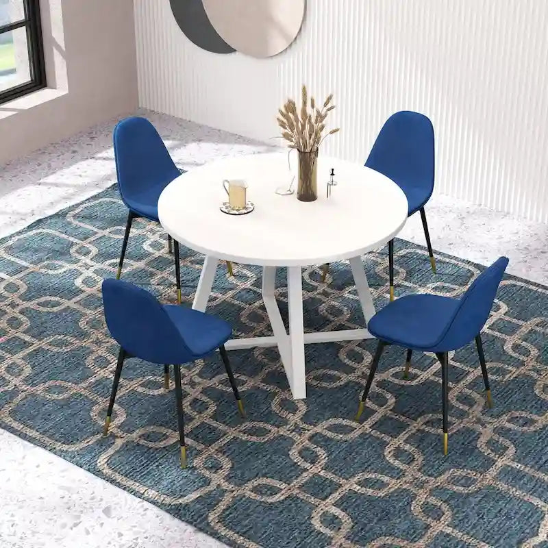 Quatre chaises de salle à manger élégantes