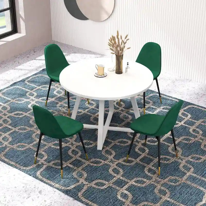 Quatre chaises de salle à manger élégantes